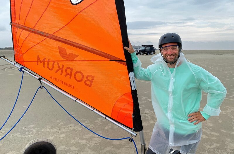 Daniel Aßmann probiert das Strandsegeln. – Bild: WDR/​Dieter Schug