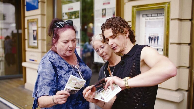 Tommy (re.) verteilt Flyer an Passanten. – Bild: RTLZWEI