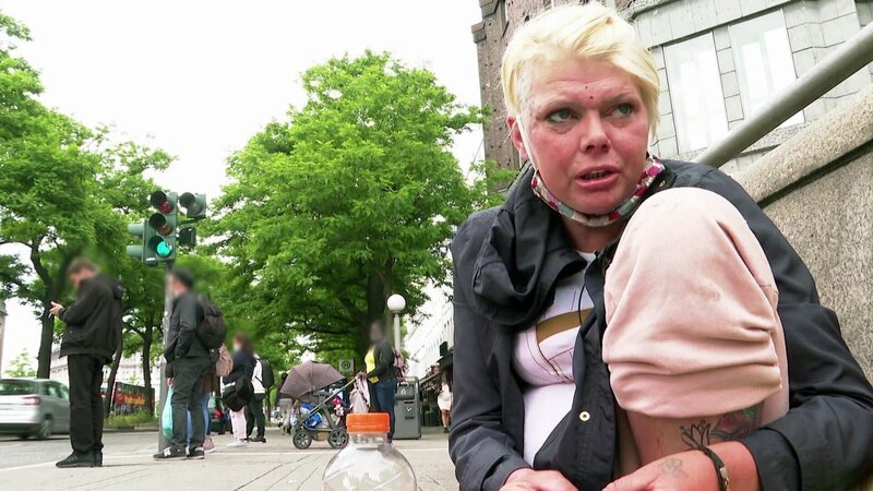 Julia (36) ist schwerst alkoholabhängig – Bild: RTLZWEI, Spiegel TV