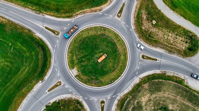 Vermessungsarbeiten an einem Kreisverkehr bei Schongau. – Bild: BR/​Jakob Kraut
