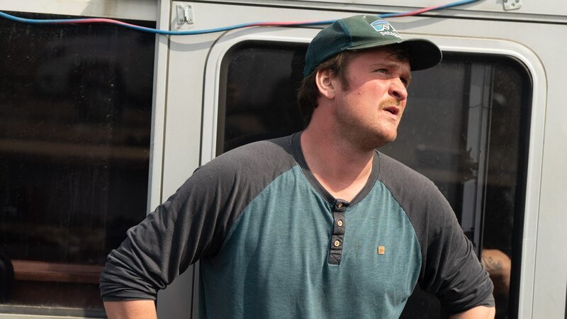 Gabriel Tenhoff looking up – Bild: Warner Bros. Discovery, Inc. or its subsidiaries and affiliates. All rights reserved.