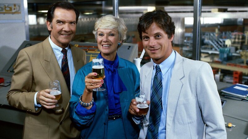 Tenstaag (Gerhard Friedrich, l.), Hannelore (Maria Sebaldt, M.) machen sich in der Brauerei mit Rüdigers (Jochen Schroeder, r.) neuem Aufgabenbereich vertraut. – Bild: ZDF und Terranova
