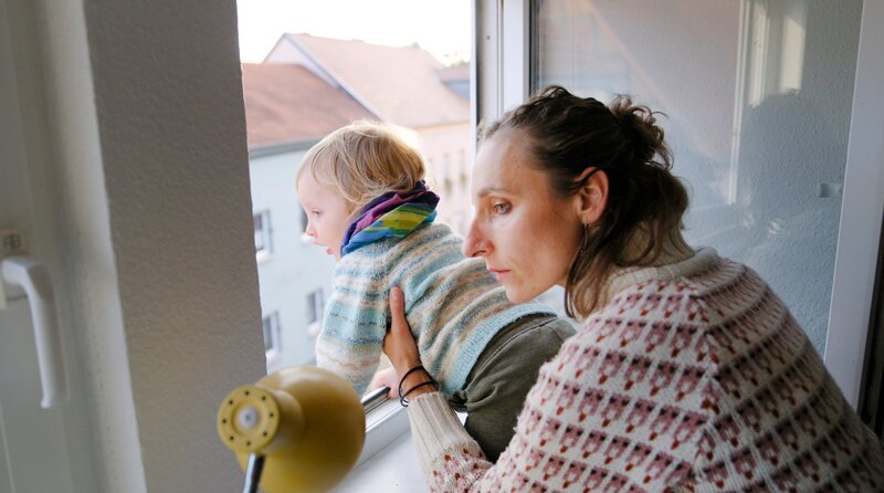 Mit Mann und Kind zieht Anne Münch als filmische Stadtschreiberin von Potsdam nach Lenzen (Elbe) im äußersten Nordwesten Brandenburgs. Hier will sie leben, die Stadt erkunden und die Menschen kennenlernen. Sie taucht ein ins lokale Geschehen, tanzt Zumba und wird Mitglied des Karnevalsvereins. Ein Jahr „vor Ort“ filmt sie ihre Erfahrungen und Begegnungen. Wie lebt es sich in Lenzen? – Stadtschreiberin Anne Münch mit ihrem Sohn. – Bild: rbb/​MDR/​zero one film