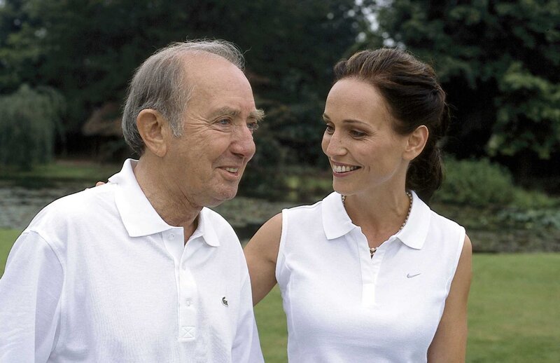 Rachel (Beate Maes) freut sich, dass ihr Onkel David (Hans Clarin) zu Besuch ist. – Bild: ORF (FS1/​FS2) /​ ORF2