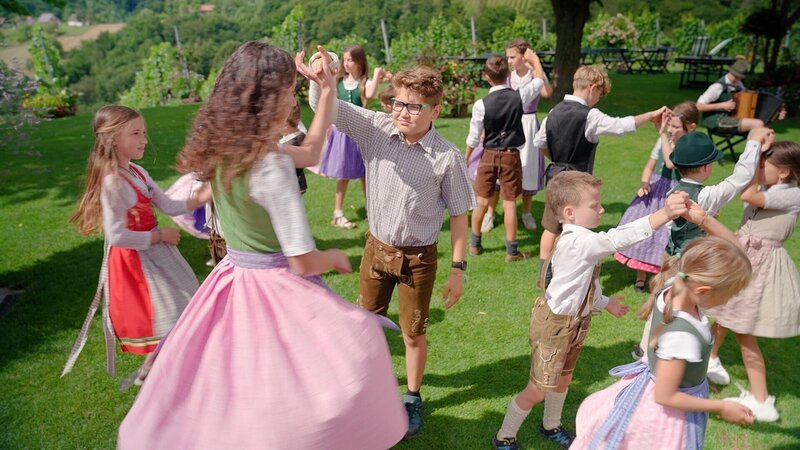 Die Kindervolkstanzgruppe St. Nikolai im Sausal. – Bild: ORF/​Neulandfilm