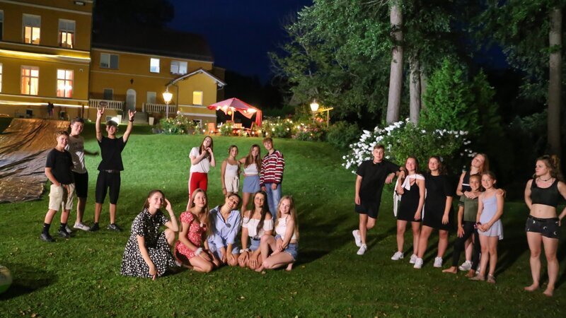 Der Abschied naht, die WG-Abschiedsparty geht zu Ende. Die Mädels und die WG-Gäste werden diesen tollen Augenblick so schnell nicht vergessen. – Bild: ZDF und e+u TV