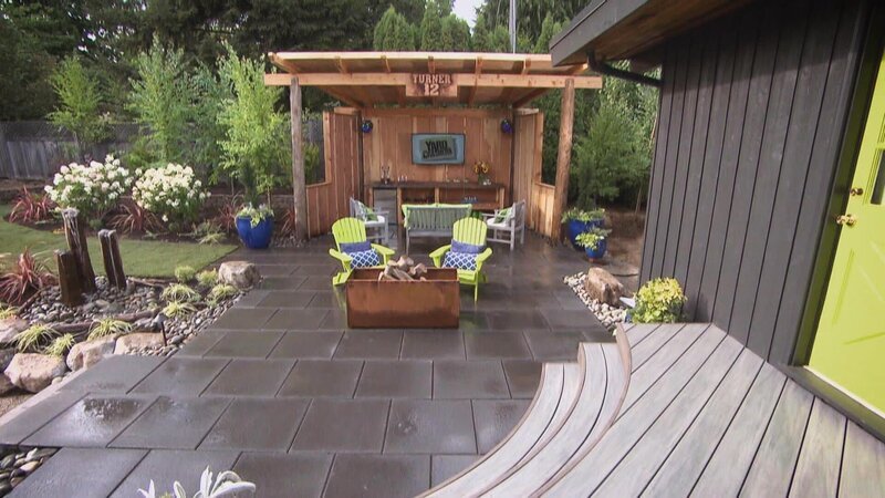Marlon und Vicky aus Seattle haben zwei kleine Kinder und einen familienunfreundlichen Garten. Das Geländer ist wackelig, die Terrassenplatten bröckelig, Sperrmüll steht im Weg und überall wächst Unkraut. Höchste Zeit, den Garten in ein Paradies für die junge Familie zu verwandeln! Auf der Agenda steht eine große Terrasse mit Platz für viele Gäste, eine Loggia mit großem Fernseher, um draußen Basketball und Football gucken zu können und eine eigene Zapfanlage für Marlon und seine Freunde. – Bild: HGTV