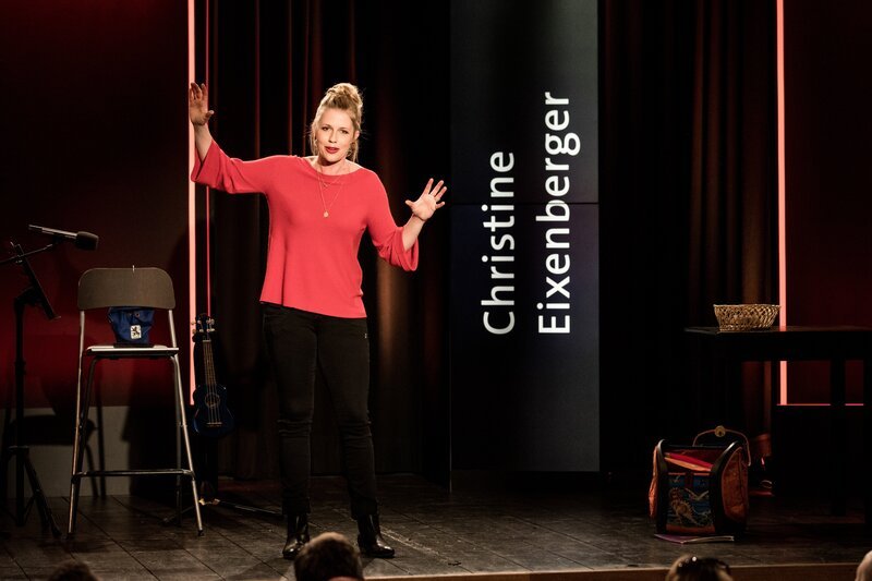 Christine Eixenberger während ihres Kabarett-Auftritts im Alten Kino in Ebersberg. – Bild: BR/​Fabian Stoffers