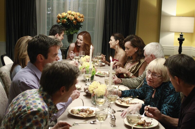 Eine Dinnerparty zu Ehren einer Hausfrau: (vorne l. nach vorne r.) Lee (Kevin Rahm), Bob (Tuc Watkins), Lynette (Felicity Huffman), Chuck (Jonathan Cake), Bree (Marcia Cross), Gabrielle (Eva Longoria), Renee (Vanessa Williams), Roy (Orson Bean), Karen (Kathryn Joosten) und Mike (James Denton) … – Bild: 2011 American Broadcasting Companies, Inc. All rights reserved. /​ Ron Tom Lizenzbild frei
