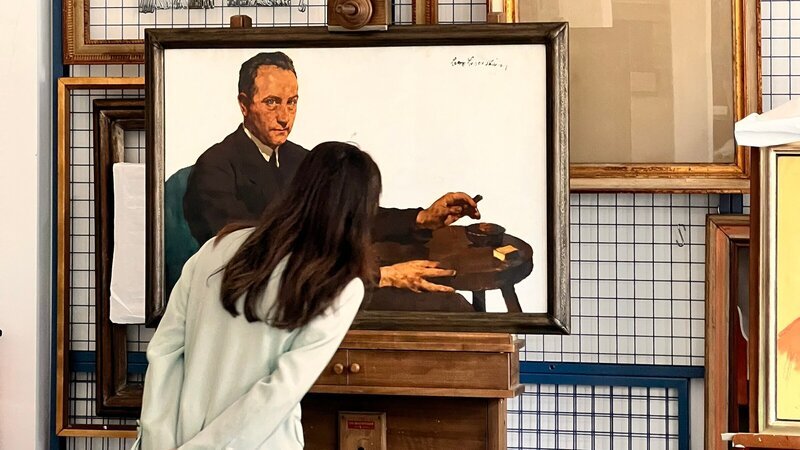 Künstlerin Oskar Rink vor einem Werk der Malerin Lotte Laserstein in der Berlinischen Galerie. – Bild: ZDF und Max von Treu