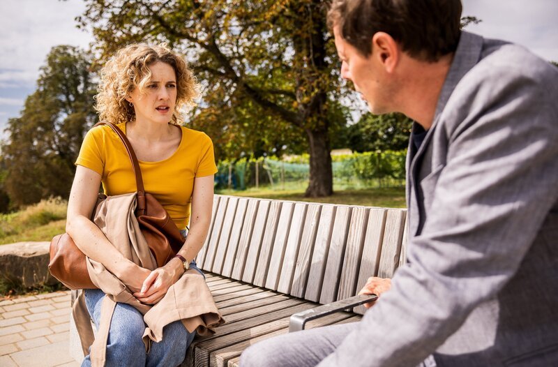 Elly (Juliane Fisch, l.) trifft sich mit Beat (Roland Bonjour, r.) nachdem er am Tag zuvor ihren Hochzeitstag vergessen hat. Kann eine Entschuldigung die Situation retten? – Bild: ARD/​Michael Kremer