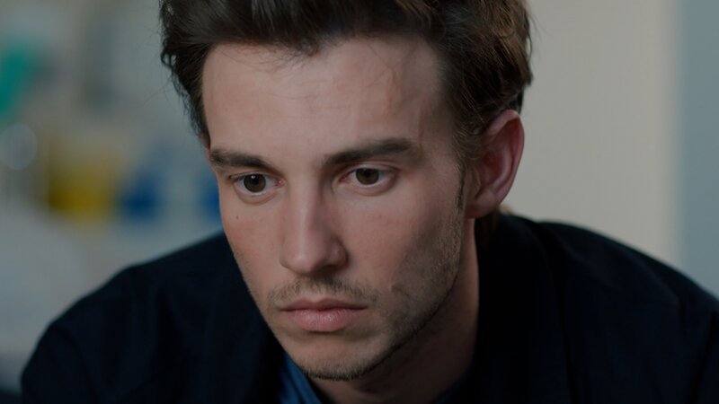 Tristan (Maarten Nulens) muss mit der Diagnose Krebs und seiner neuen Situation abfinden. Doch als Mediziner weiß er nur zu gut, welches Martyrium ihn mit den Chemobehandlungen erwartet. – Bild: SYLVESTER PRODUCTION /​ VRT /​ ZDF