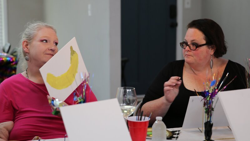 Vannessa and Tina paint at a class. – Bild: Discovery, Inc.