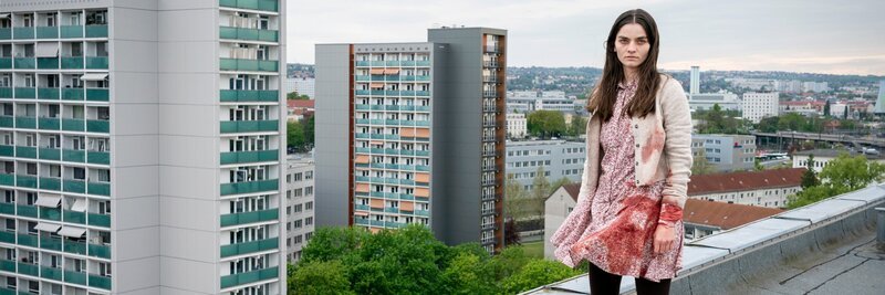Amanda (Emilie Neumeister) auf einem Hausdach. – Bild: MDR/​MadeFor/​ORF/​Steffen Junghans