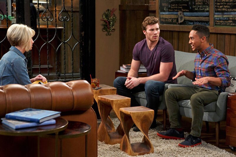 Emmas Taufe steht bevor und Ben bittet Riley (Chelsea Kane, l.) darum, ihm bei der Suche nach einem geeignetem Patenonkel behilflich zu sein. Doch Riley ist sich unsicher, ob Danny (Derek Theler, M.) und Tucker (Tahj Mowry, r.) der Aufgabe gewachsen wären … – Bild: The Walt Disney Company Germany