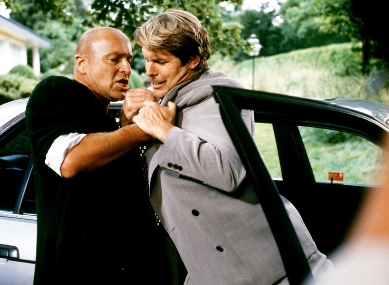 Jan Balbeck (Sigmar Solbach) will seine Mutter dem Einfluß Kittys entziehen und entführt seine Mutter, um sie wieder ganz in seiner Gewalt zu haben. Achim Lauritzen (Wilfried Baasner), der davon Wind bekommt, rechnet mit Jan ab. – Bild: ORF/​ZDF