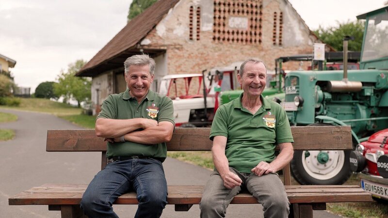 Die Vereinsmitglieder Siegfried und Alois des Traktor- und Oldtimerfreunde St. Nikolai im Sausal. – Bild: ORF/​Neulandfilm
