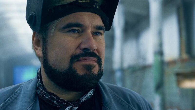 Was hat der ehemalige Kunstlehrer (Rasmus Bjerg) der vor sieben Jahren getöteten Schülerin Alberte Schneider mit dem Fall zu tun? Der Künstler handelt im Darknet mit eher geschmacklosen Werken und nennt sich selbst nur „SVK“. – Bild: ZDF und Armands Virbulis