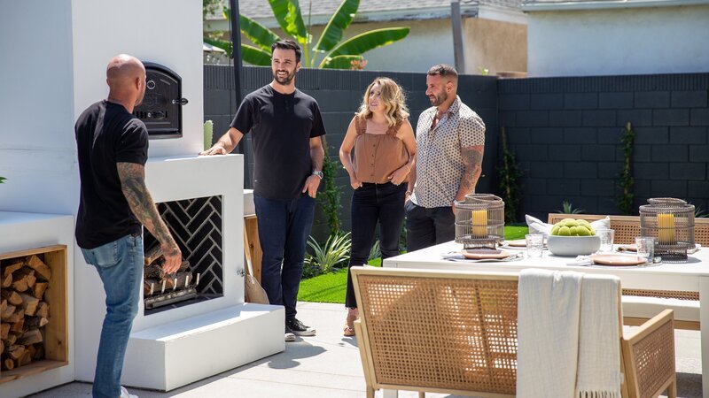 Host Mike Pyle shows homeowners Michael and Katie their new backyard’s patio and outdoor oven, as seen on Inside Out, Season 2. – Bild: Joseph Warner /​ HGTV /​ Discover Images /​ Warner Bros. Discovery, Inc.