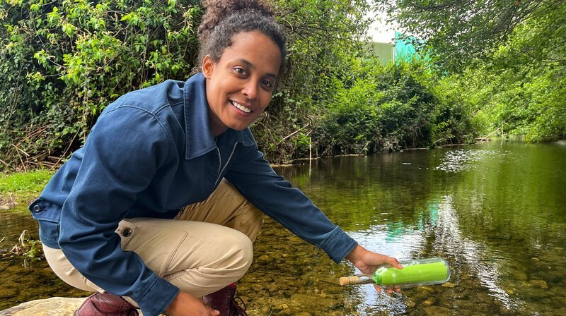 Pia verschickt eine Flaschenpost aus dem Korkeichenwald. – Bild: BR/​Text und Bild Medienproduktion GmbH & Co. KG/​Marcella Müller
