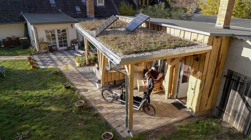 Eine eigene Müslimanufaktur gleich hinterm Haus. Jungunternehmer Robert von Leesen liefert die Müslibestellungen seiner Kunden umweltfreundlich mit einem Lasten-Fahrrad aus. – Bild: NDR