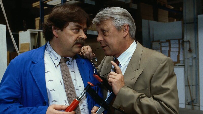 Bei einem kurzen Besuch in der Möbelunion Berlin muss Eberhard (Stephan Orlac, r.) feststellen, dass sich mittlerweile Schlamperei in der Firma breitmacht. Sofort wird Werkmeister Heinz (Andreas Mannkopff, l.) heranzitiert. – Bild: ZDF und Terranova