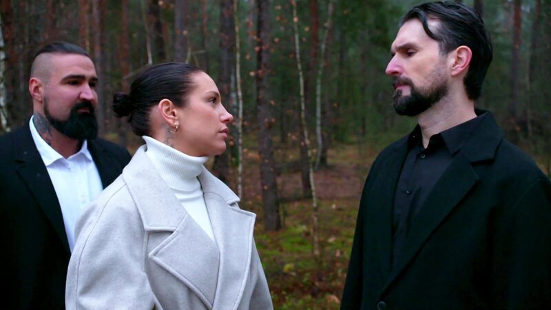 Entsetzt wird Milla bewusst, dass Alec seine Androhungen wahrmacht, als er Milla um ein Treffen bittet. Milla muss schnellstmöglich einen Weg finden, Olivias Schulden bei Alec (re.) aufzutreiben, sonst steckt sie in riesengroßer Gefahr. – Bild: RTLZWEI