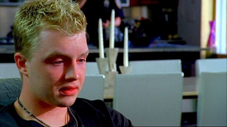 Milo Rhodes (Noel Fisher) ist am Boden zerstört. Seine Mutter wurde ermordet. Doch wer ist der Täter? – Bild: VOX