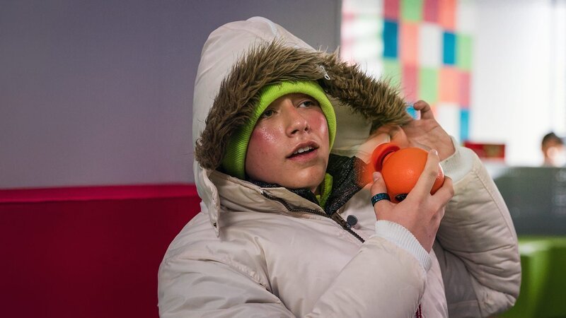 Luis (Jonas Seeger) spürt die Auswirkung der Hitzechallenge von Sami. – Bild: MDR/​Thomas Dietze