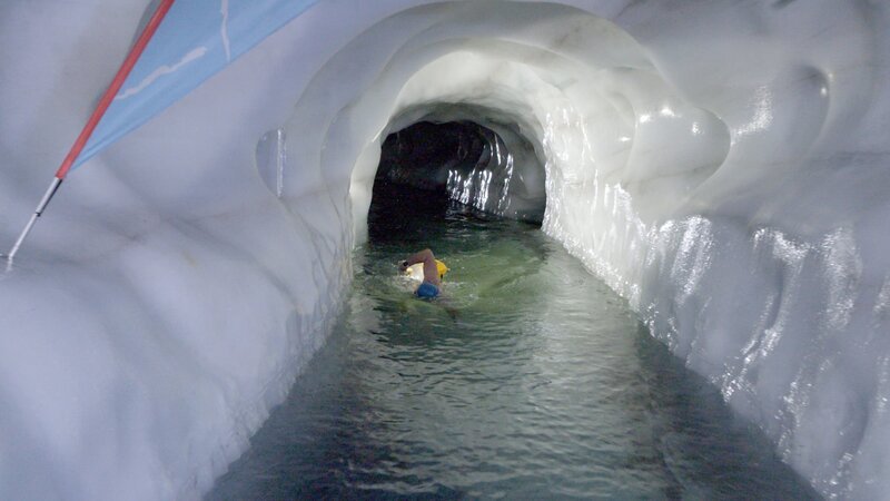 Tauchen in der Eishöhle; Tuxer Gletscher. – Bild: ZDF und ORF/​SplashFilm /​ Josef Köberl