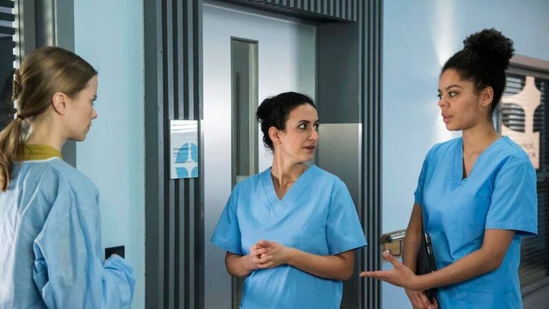 ARD IN ALLER FREUNDSCHAFT – DIE JUNGEN ÄRZTE FOLGE 146, „Alte Wunden“, am Donnerstag (12.07.18) um 18:50 Uhr im ERSTEN. Leyla (Sanam Afrashteh, M.) und Vivi (Jane Chirwa, r.) erklären Frau Funke (Henrike von Kuick, l.) was geschehen ist. | ©ARD/​Jens Ulrich Koch – Bild: ARD/​Jens Ulrich Koch