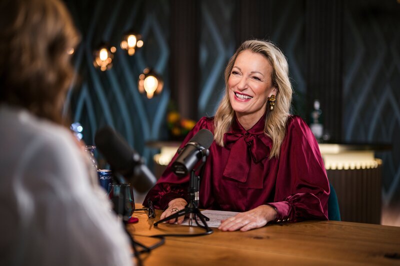 Monika Gruber (r.) und Lisa die Hauswerkerin während ServusTVs „Die Gruaberin – Vodcast“ in Salzburg, Österreich am 6. November 2025. – Bild: ServusTV /​ Sebastian Marko