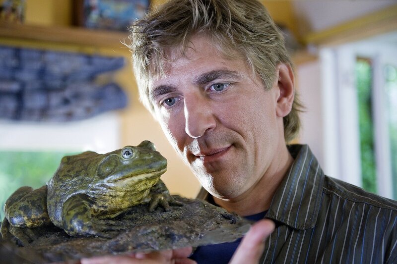 Fritz Fuchs (Guido Hammesfahr) muss los zum Teich, dort wo die richtig fetten Kröten wohnen. – Bild: ZDF/​Antje Dittmann