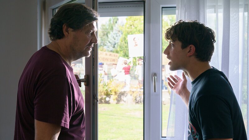 Lukas Polmer (Imre Lichtenberger, r.) und sein Vater Gernot Polmer (Harald Windisch, l.) haben Angst, dass die Nachbarn immer aggressiver werden. – Bild: ZDF und Petro Domenigg/​FILMSTILLS.AT KG