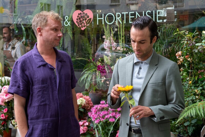 Florist Holger (Robert Stadlober, l.) macht sich Sorgen, denn sein bester Freund, Forstwirt Yascha (Linus Schütz, r.) verjagt viele Dates bereits beim ersten Treffen: Wie soll es so mit der großen Liebe klappen? – Bild: ZDF /​ Susanne Bernhard