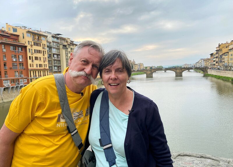 Das Ehepaar Erbslöh am italienischen Fluss Arno vor der Kulisse von Florenz, der Hauptstadt der italienischen Region Toskana. – Bild: WDR/​Sagamedia GmbH