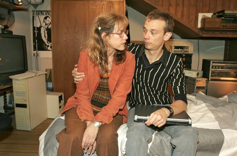 Lisa (Alexandra Neldel, l.) ist froh, dass sie bei Jürgen (Oliver Bokern, r.) Geborgenheit findet. – Bild: SAT.1 /​ Noreen Flynn