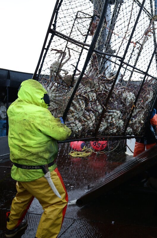 Working on deck of the Time Bandit. – Bild: Discovery Channel