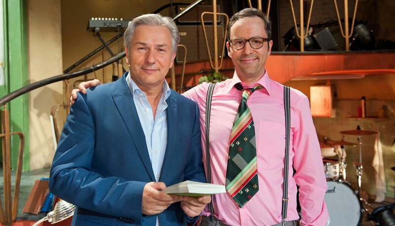 Kurt Krömer lädt ins Berliner Ensemble zur neuen Staffel der „Krömer – Late Night Show“. – Kurt Krömer (re.) und Berlins Regierender Bürgermeister Klaus Wowereit – Bild: rbb/​Max Kohr