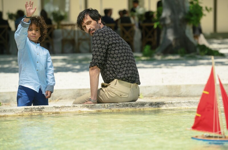 Arsène (Alexander Mari-Mcsween, l.) und Manuel Ortigosa (David Kammenos, r.). – Bild: WDR/​François Lefebvre/​Incognita/​Las Ninas Pictures/​France Télévisions