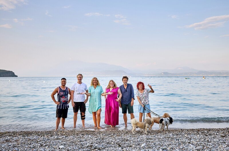 Das große Ziel von „Tietjen campt – der Roadtrip 2024“ ist erreicht! Willkommen am Lago di Garda. – Bild: NDR/​Daniel Wolcke