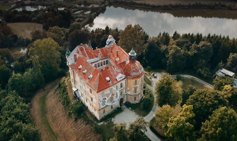 Das Schloss über den Fischteichen des Gut Hornegg. – Bild: ServusTV /​ Querschuss Film