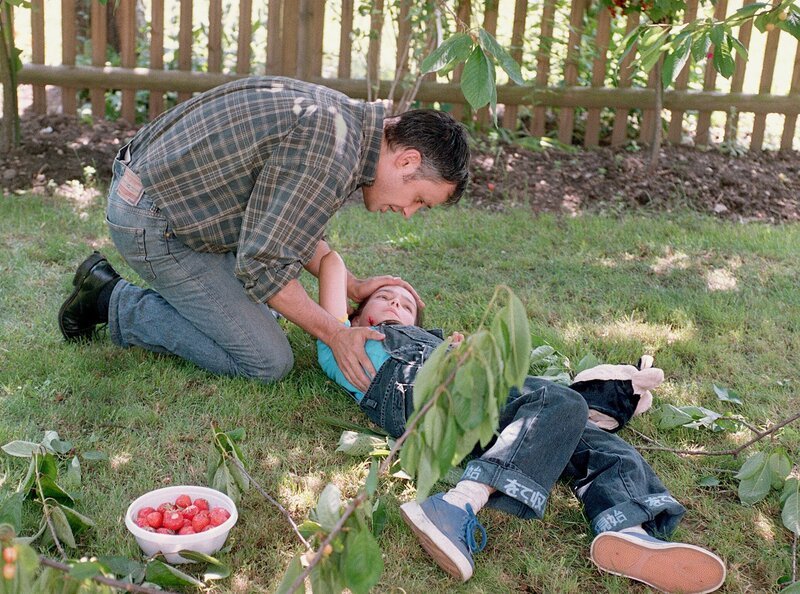 Die kleine Lara (Maria Kühnel) ist vom Baum gestürzt. Ihr Vater Thomas (René Hofschneider) beugt sich besorgt über sie. – Bild: ARD; MDR
