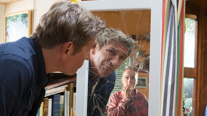 Heinz Kluthe (Holger Handtke, r.) ist verzweifelt: Heute ist Freitag der 13., ein amtlicher Pechtag. Fritz Fuchs (Guido Hammesfahr, l.) versucht den abergläubischen Ordnungsmann zu beruhigen. Denn schließlich ist nicht alles wahr, an das wir glauben. – Bild: ZDF und Zia Ziarno