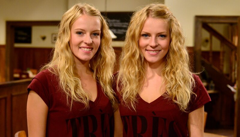 Bayerisches Fernsehen DAHOAM IS DAHOAM, FOLGE 1228, „Spiel mit doppeltem Lottchen“, Die Zwillingsschwestern Lena und Laura (Nadja und Judith Bodemann) besuchen Patrick in Lansing. – Bild: BR/​Marco Orlando Pichler