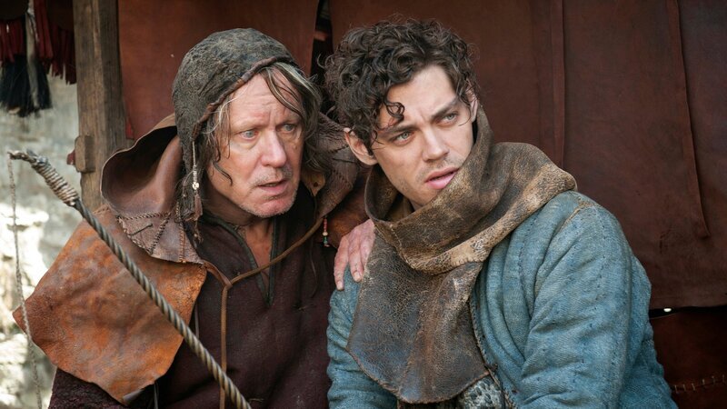 Rob (Tom Payne, re.) bemerkt, dass sein väterlicher Freund, der Bader (Stellan Skarsgård), allmählich sein Augenlicht verliert. – Bild: ZDF und ARD Degeto/​UFA Cinema