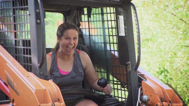 Chris Lambton spürt im Baumarkt den Feuerwehrmann Chris und die Polizistin Christine auf, in deren langweiligem und leeren Garten das Unkraut die Überhand übernimmt. – Bild: HGTV