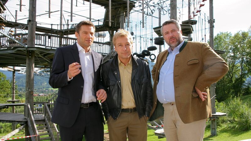 Mord im Kletterpark: Hansen (Igor Jeftic, l.), Mohr (Max Müller, M.) und Stadler (Dieter Fischer, r.) ermitteln. – Bild: ZDF und Christian A. Rieger