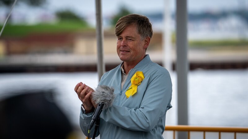 Arne Lind (Caspar Phillipson) hat die bedeutende Aufgabe, eine Rede zum Gedenken der gefallenen Soldaten zu halten. – Bild: ZDF und Henrik Petit