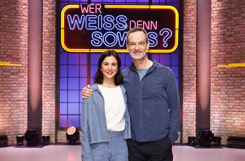 Die Kandidat:innen dieser Sendung: Die Schauspielerin und Regisseurin Aylin Tezel (l.) und der Schauspieler Jörg Hartmann (r.). – Bild: ARD/​NDR/​UFA SHOW & FACTUAL/​Morris Mac Matzen